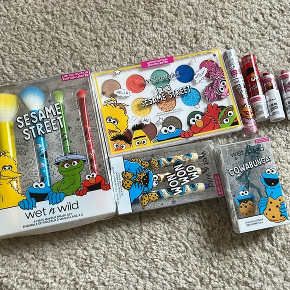 NWT Sesame Street + Wet N' Wild Limited Edition Makeup and Makeup Bag Lot - Picture 2 of 6